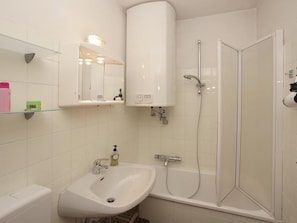 Bathtub, towels