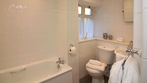 Shower, towels - Garden View Apartment in Chatsworth near Chatsworth House (Bakewell)