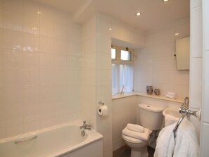 Shower, towels - Garden View Apartment in Chatsworth near Chatsworth House (Bakewell)