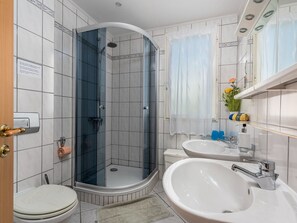 Shower, hair dryer, towels - Villa Martina With Private Pool and Garden (Buje)