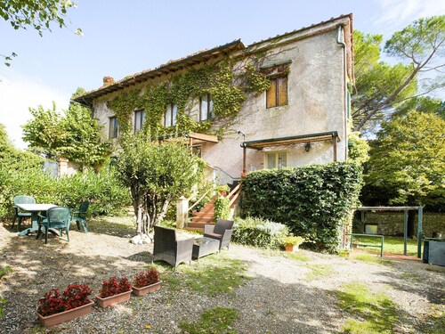 Pretty Apartment in Casole D'elsa with Hot Tub