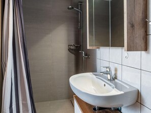 Apartment | Bathroom - Alluring Holiday Home in Pepelow near Sea Beach & Water Sports (Am Salzhaff)