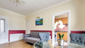 Dining - Classy Holiday Home in Edinburgh With Private Garden (Edinburgh)