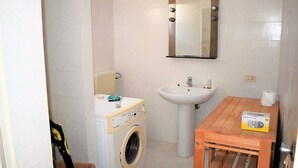 Shower, towels - Lovely Holiday Home in Triscina di Selinunte Next to Beach (Castelvetrano)