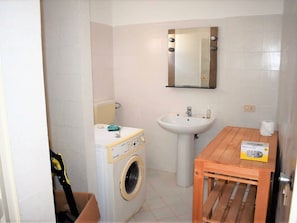 Shower, towels - Lovely Holiday Home in Triscina di Selinunte Next to Beach (Castelvetrano)