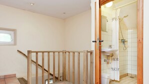 5 bedrooms, individually furnished - Square-shaped Farmhouse in a Rural Area (Baexem)