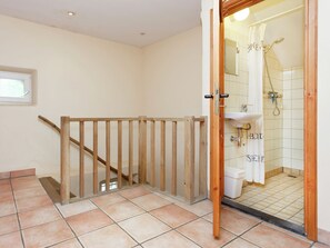 5 bedrooms, individually furnished - Square-shaped Farmhouse in a Rural Area (Baexem)