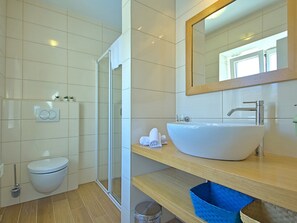 Shower, towels - Serene Holiday Home in Kruncici With Private Pool (Sveti Lovrec)