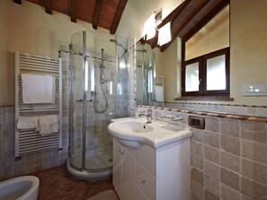 Cottage | Badkamer | Een douche