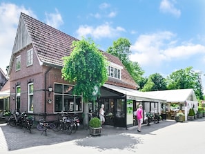 Exterior - House in Reutum With Jacuzzi & Forest View (Reutum)