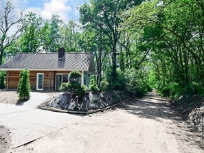 Exterior - House in Reutum With Jacuzzi & Forest View (Reutum)