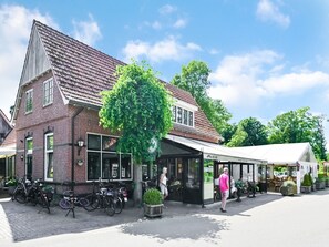 Exterior - House in Reutum With Jacuzzi & Forest View (Reutum)