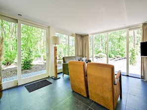 Living room - House in Reutum With Jacuzzi & Forest View (Reutum)