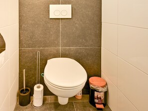 Bathroom - House in Reutum With Jacuzzi & Forest View (Reutum)