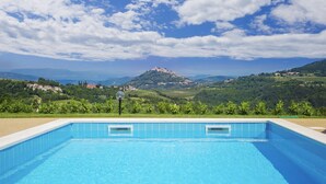 Outdoor pool - Superb Villa in Karojba With Private Pool (Karojba)