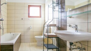 Bathtub, towels - Superb Villa in Karojba With Private Pool (Karojba)