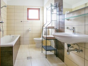 Bathtub, towels