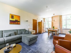 Living room - Spacious Apartment in a 16th-century Castle (Aywaille)