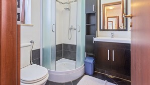 Combined shower/tub, towels - Detached House with Fenced Garden & Frame Pool near Porec & Beach (Porec)