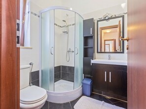Combined shower/tub, towels
