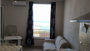 Living room - Seafront Apartment in Ciro Marina near Museum & Vineyard (Ciro Marina)