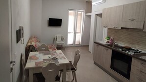 Fridge, oven, electric kettle - Seafront Apartment in Ciro Marina near Museum & Vineyard (Ciro Marina)