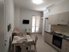 Frigorifero, forno, bollitore elettrico