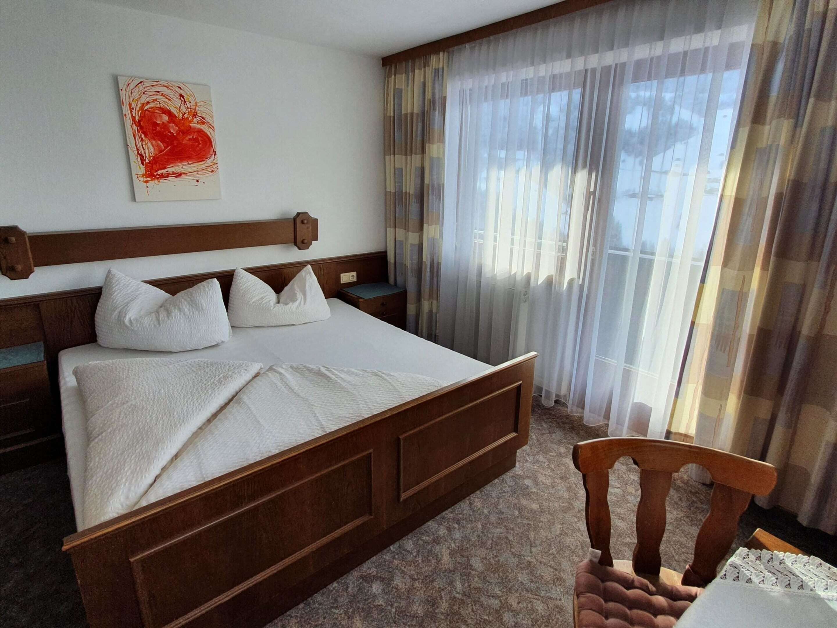 2 عدّة غرف نوم وطراز فريد لكل وحدة وملاءات أسرّة