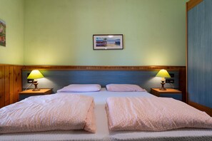 2 bedrooms, individually furnished, bed sheets - Villa by Lake Idro With Panoramic Views (Idro)