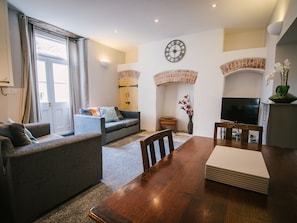 Dining - Central Holiday Home in Plymouth near Marine Aquarium (Plymouth)