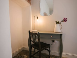 2 bedrooms, bed sheets - Central Holiday Home in Plymouth near Marine Aquarium (Plymouth)