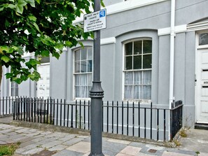 Exterior - Bright Holiday Home in Plymouth near Mount Edgecumbe Park (Plymouth)