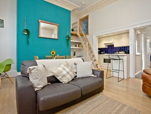 Dining - Bright Holiday Home in Plymouth near Mount Edgecumbe Park (Plymouth)