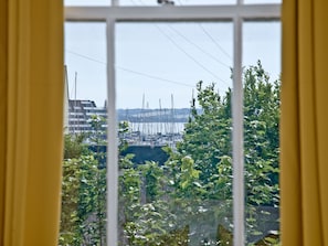 Balcony - Bright Holiday Home in Plymouth near Mount Edgecumbe Park (Plymouth)