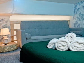 2 bedrooms, internet, bed sheets - Bright Holiday Home in Plymouth near Mount Edgecumbe Park (Plymouth)