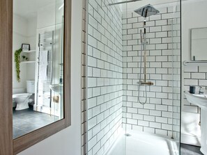 Bathtub, towels - Upscale Holiday Home in Plymouth near Hoe Park (Plymouth)