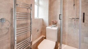 Een douche, handdoeken