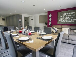 House | Dining - Garden-view Holiday Home in Plymouth With Sauna (Plymouth)