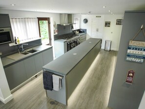 House | Private kitchen - Garden-view Holiday Home in Plymouth With Sauna (Plymouth)