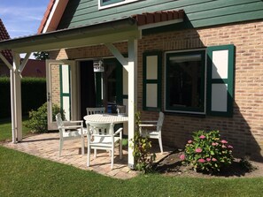 Balcony - Quaint Holiday Home in Zonnemaire With Roofed Terrace (Zonnemaire)