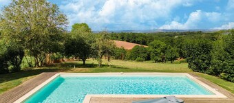Holiday home with pool in Coubjours