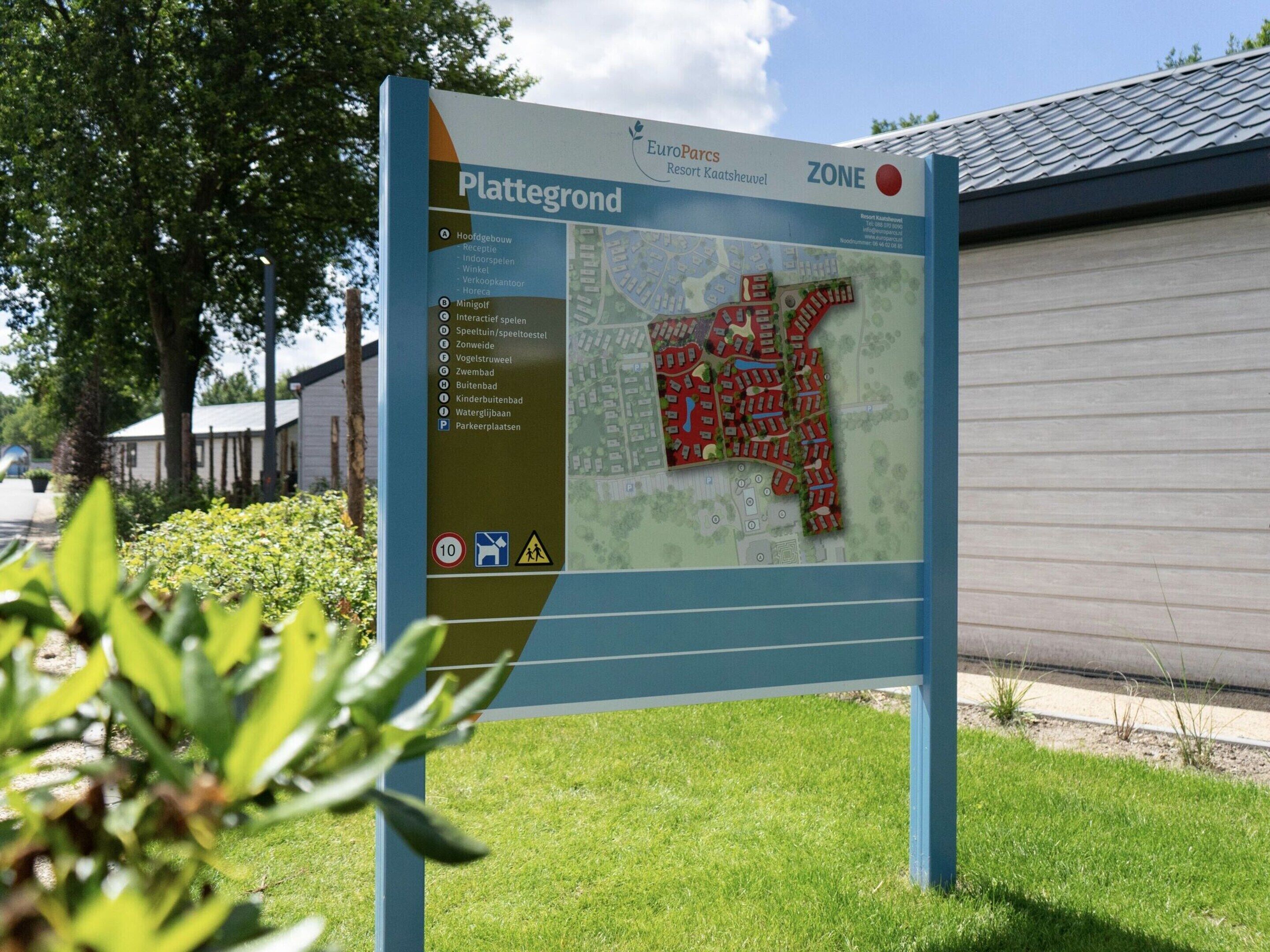 Schild mit einer Karte und Text für EuroParcs Resort Kaatsheuvel, das Annehmlichkeiten wie einen Spielplatz, Golf und Parkplätze anzeigt.