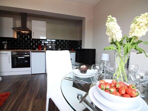Private kitchen - Serene Apartment in Doncaster near City Center (Doncaster)