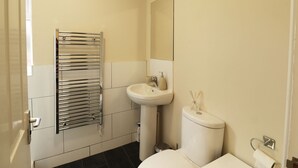 Apartment | Bathroom | Shower, towels - Serene Apartment in Doncaster near City Center (Doncaster)