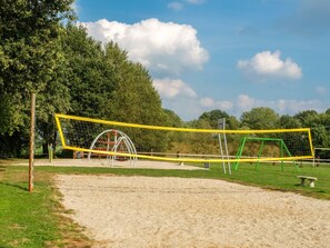 Sports court - Wooden log Cabin With Fireplace, in Green Surroundings (Gramsbergen)