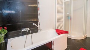 Bathtub, towels - Spacious Villa With Private Swimming Pool in Motovun (Karojba)