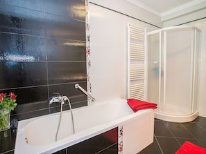 Bathtub, towels