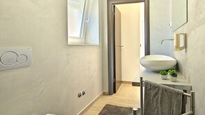 Shower, towels - Stunning Villa With Swimming Pool in Umag (Umag)