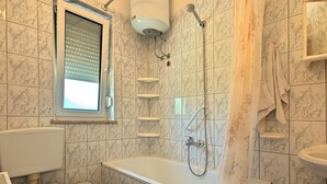 Combined shower/bathtub, hair dryer, towels - Charming Holiday Home With Swimming Pool in Nova Vas (Porec)