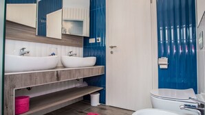 Bathtub, towels